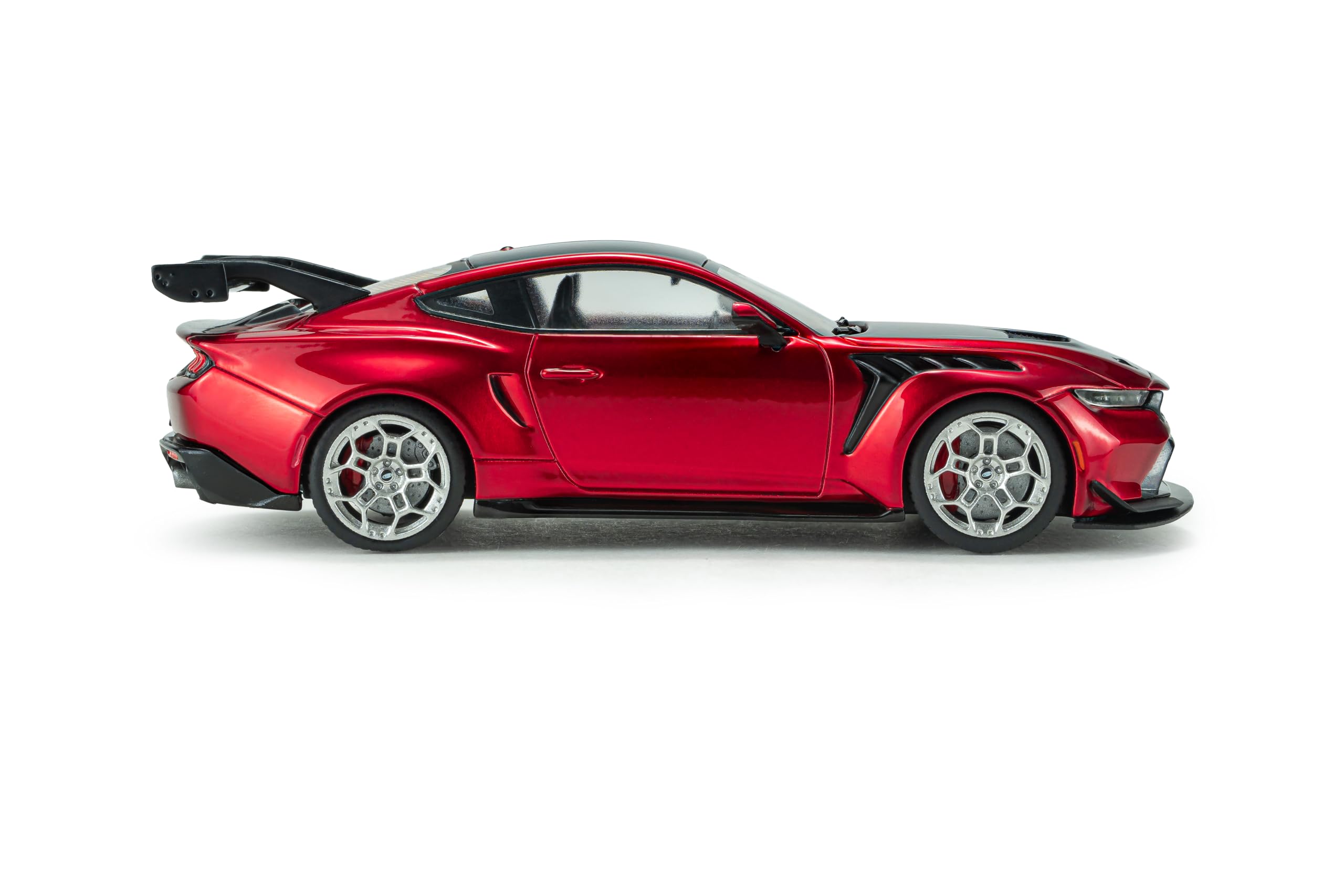 Solido Ford Mustang GTD Molten Magenta 2025 - Modellino auto modellino Tri-Coat metallizzato, modellino in miniatura ricca di dettagli, rosso, scala 1:43