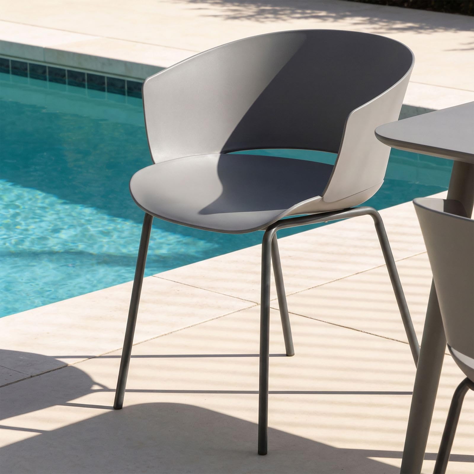 IDIMEX Gartenstuhl NIVEL im 4er Set aus Alu und Kunststoff in grau, schlanker Terrassenstuhl aus Polypropylen und Metall, Sitzschale UV-beständig