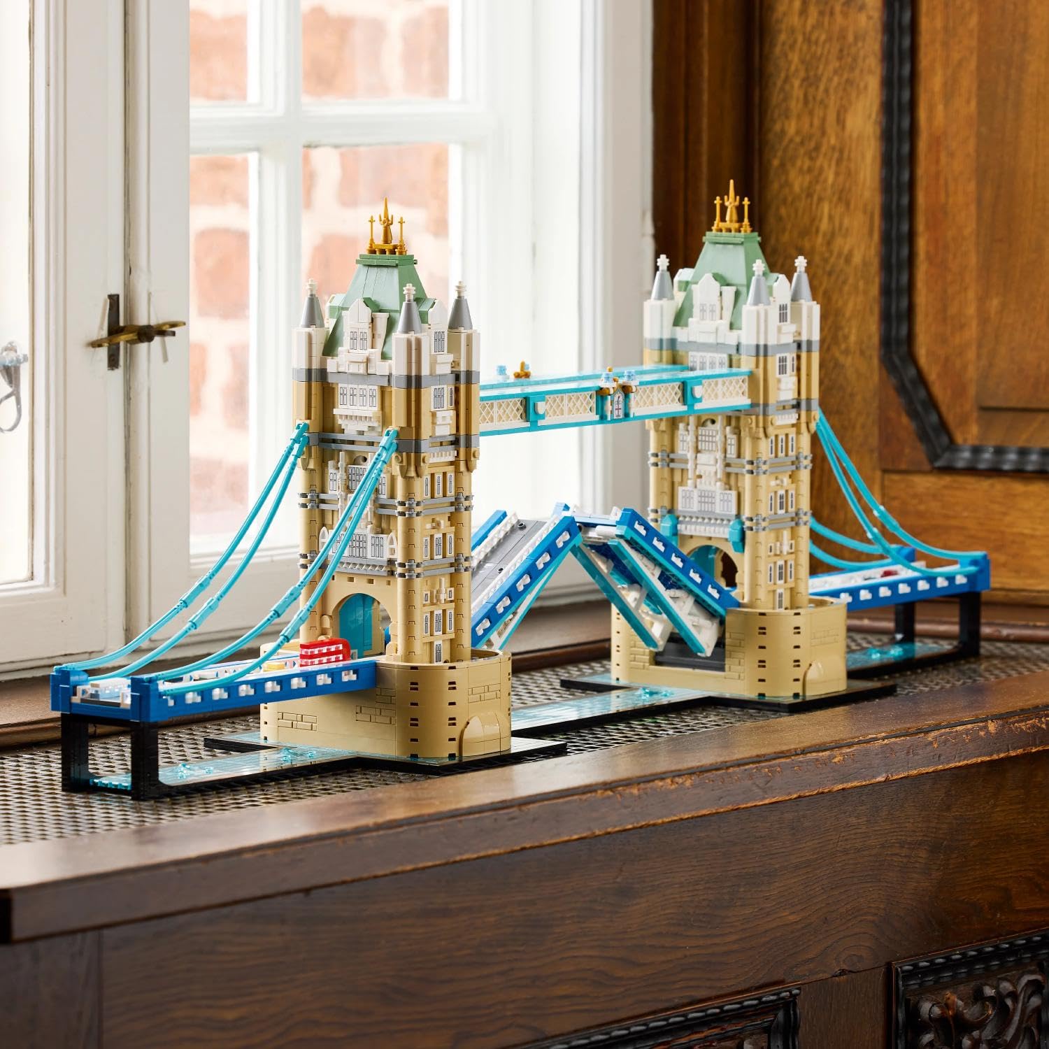 LEGO Architecture Tower Bridge - DIY Miniatur Modellbau für Erwachsene - 3D Regal Deko Set mit hochklappbaren Baskülen, Fluss Themse Sockel & London Doppeldeckerbus - Sammelbares Geschenk - 21067