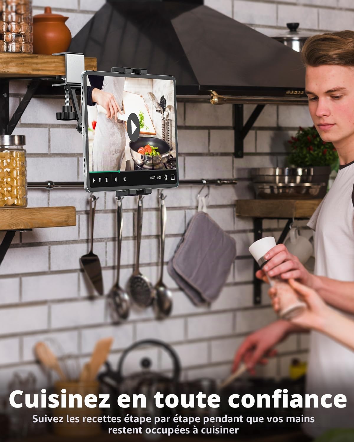 Oilcan Support Tablette Armoire de Cuisine, Porte Tablet Cuisine Salon | Fixation Tablette sous Armoire avec Pince Métallique Réglable pour iPad Mini Air Pro, iPhone, Galaxy, Switch (4-12,9")