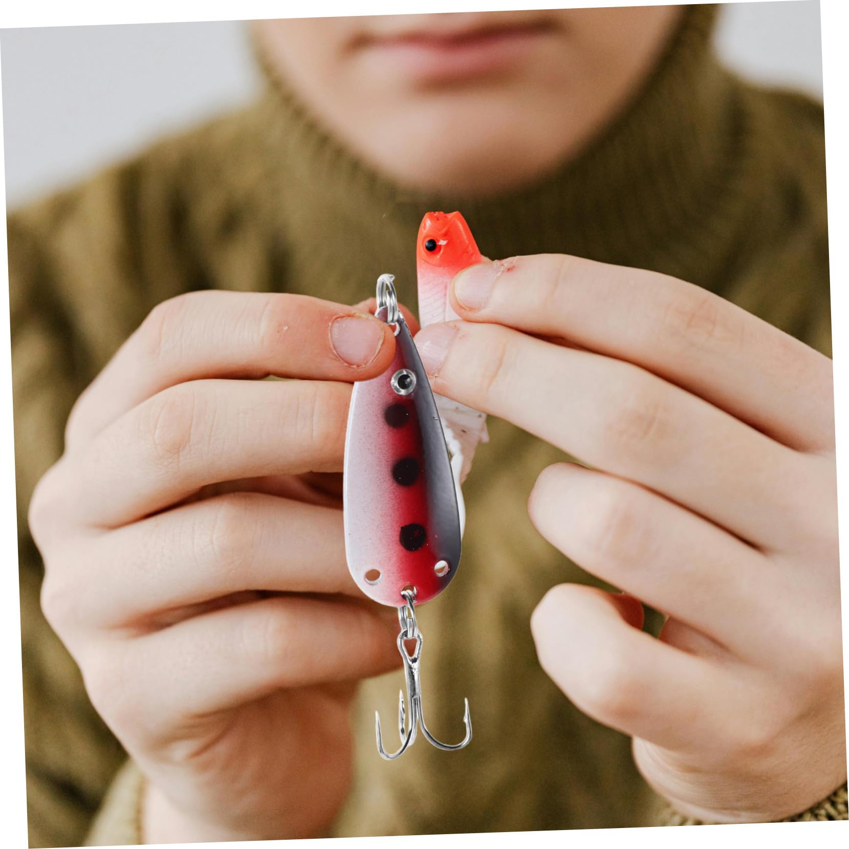 KOMBIUDA 30 Stück Teiliges Spoon Lures mit Eisenplatte und Drillingen Reflektierende Metallköder für Bass Forellen Barschangeln Vielseitig Einsetzbar für Süßwasser bei Dämmerung und