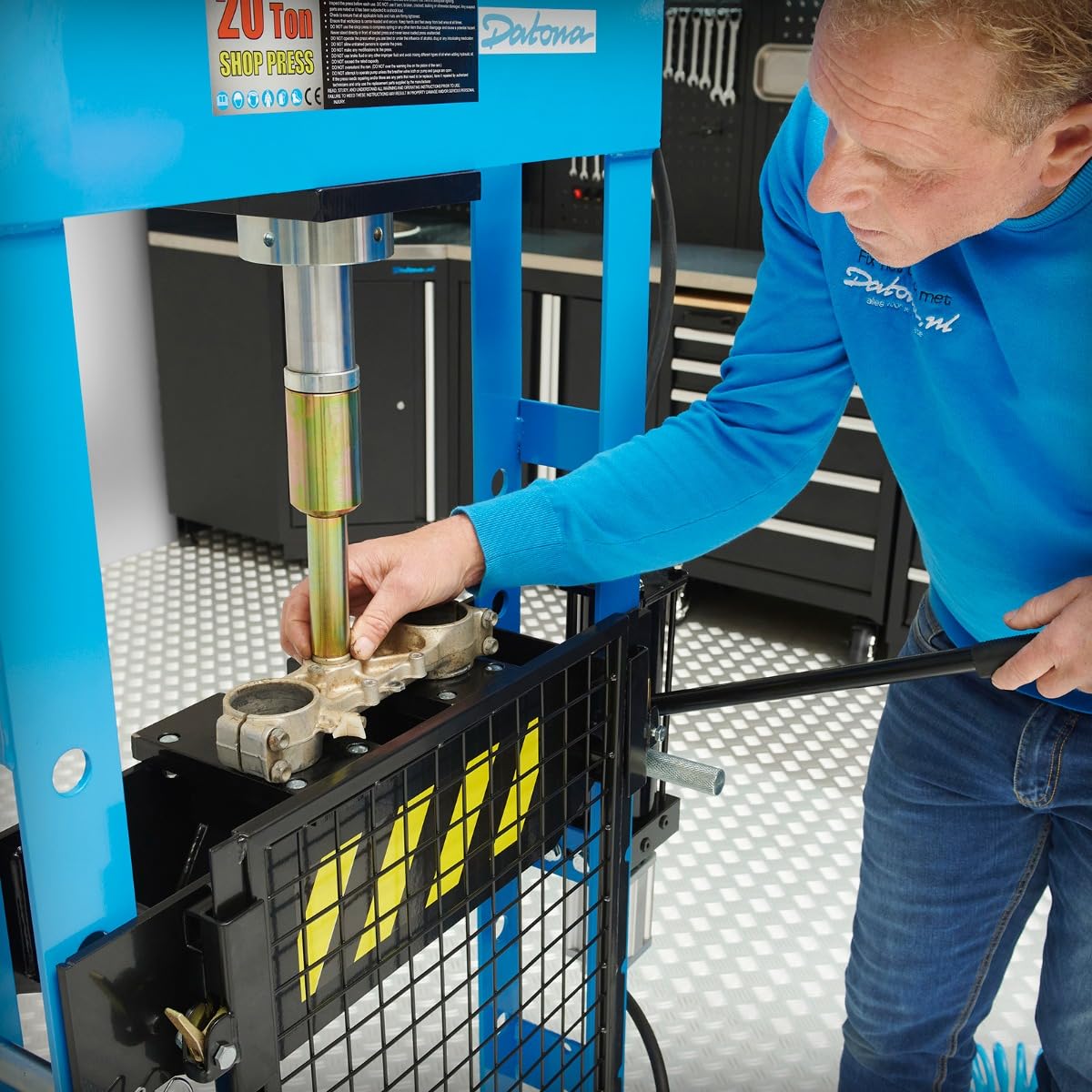 Datona Werkstattpresse 20 Tonnen hydropneumatisch mit Manometer fahrbarem Zylinder höhenverstellbarem Sicherheitskäfig und Hand- oder Druckluftbedienung für Werkstatt und Garage