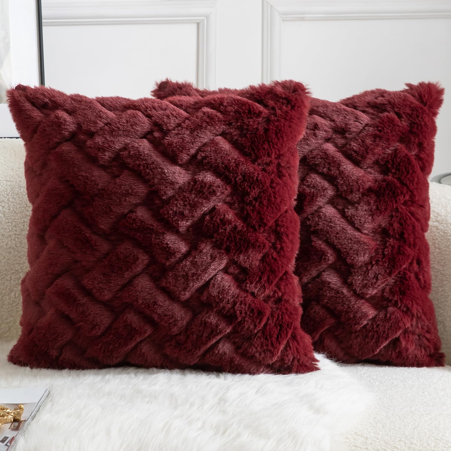 YAERTUN Set of 2 Decorative Cushion Covers Thick Plush Wool Pillows Covers Super Soft Luxury faux Rabbit Fur Velvet Throw Pillow Cases for Couch Sofa Bed Living Room 20x20 Inch 50x50 cm Burgundy