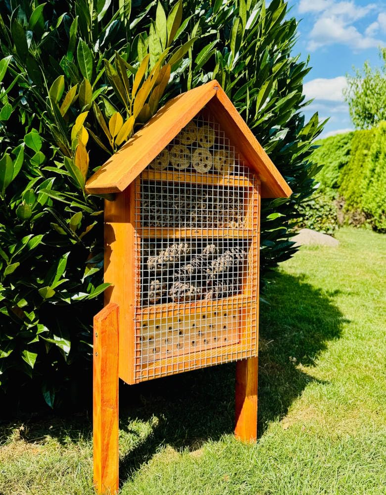 massives handgefertigtes L Insektenhotel aus Holz I 52 x 28 x 12 cm (HxBxT) mit Ständer Höhe 72 cm I Wildbienen Nisthilfe I Bienenhotel I Insektenhaus I wetterfest I lasiert in Braun