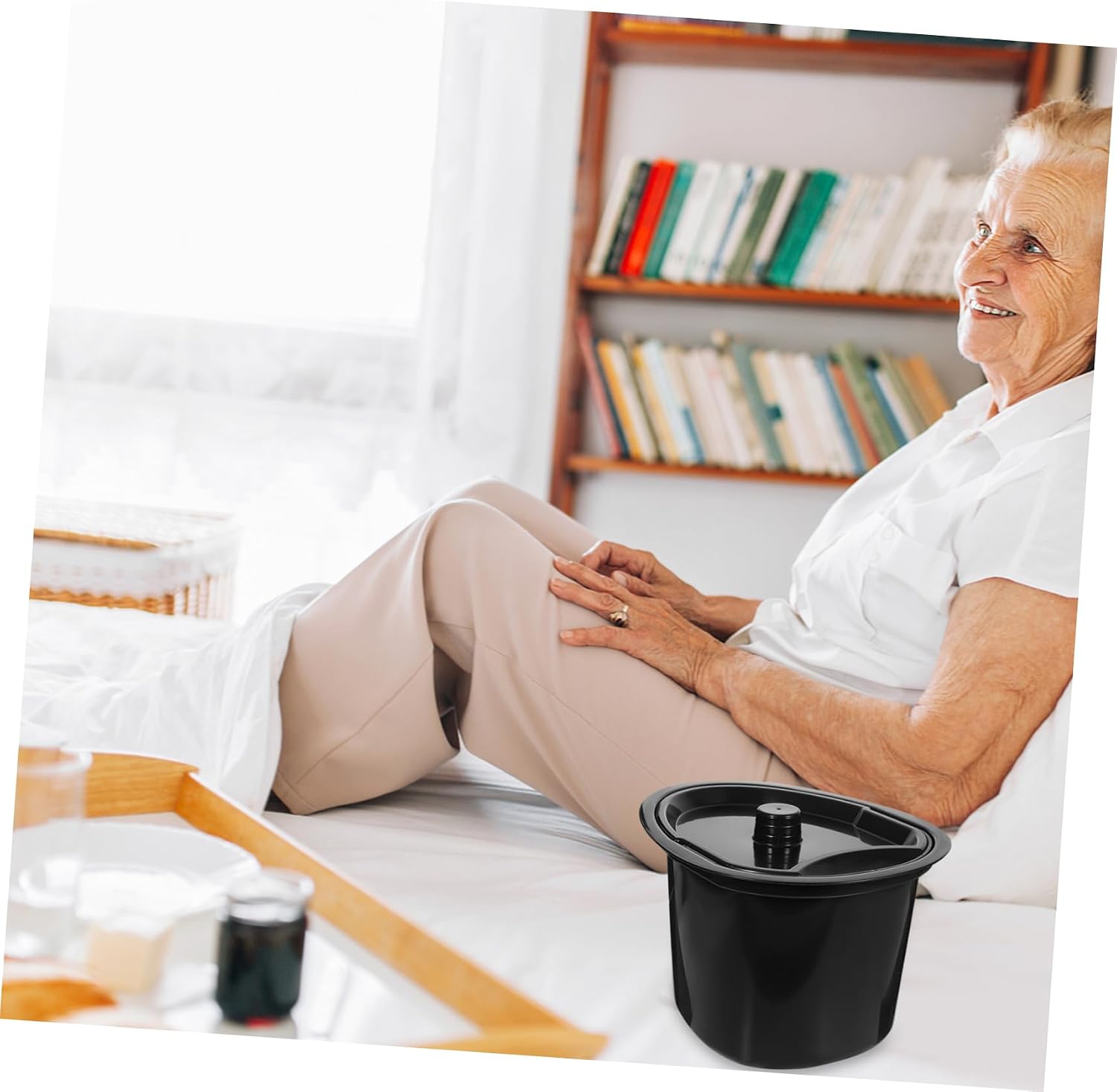 Chamber Pot with Lid Portable Urine Bedpan for Adults Durable Plastic Urine Potty for Home and Hospital Use Smell Blocking Design Lightweight and Comfortable