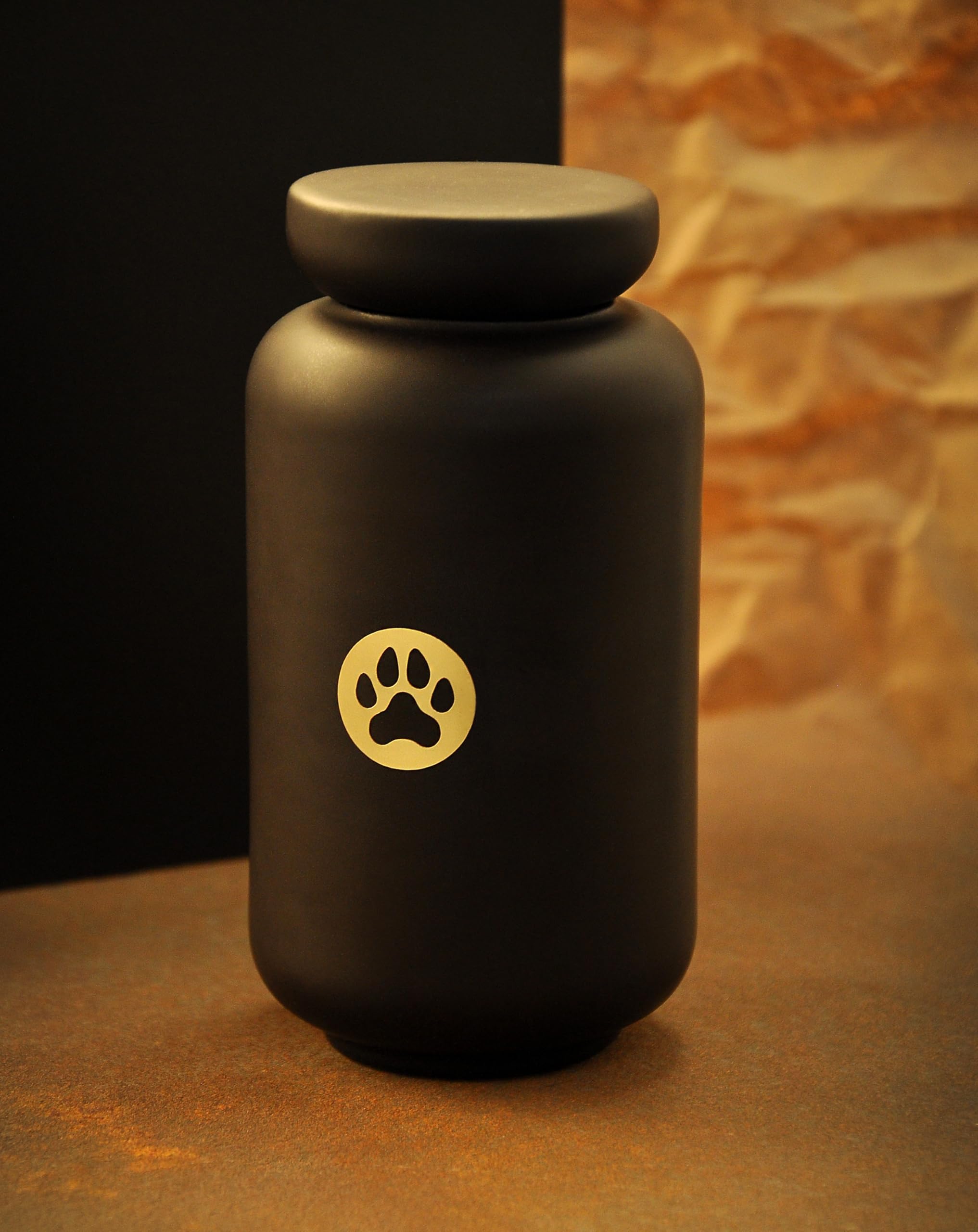 VDB URN Tierurne aus Keramik, Katzenurne, Urne für Tierasche, Handgefertigte Andenkenurne für Katzen, Aufbewahrung von Kremationsasche, Zylindrische Form, 400 ml, mit Katzenpfote, Mattes Schwarz