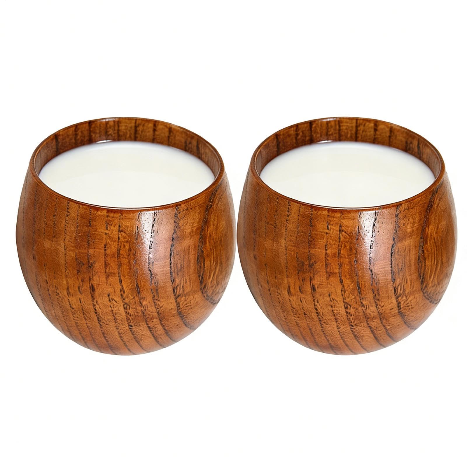 Vasos de madera retro en juego de 2 piezas para agua y café en cocina y comedor tradicional