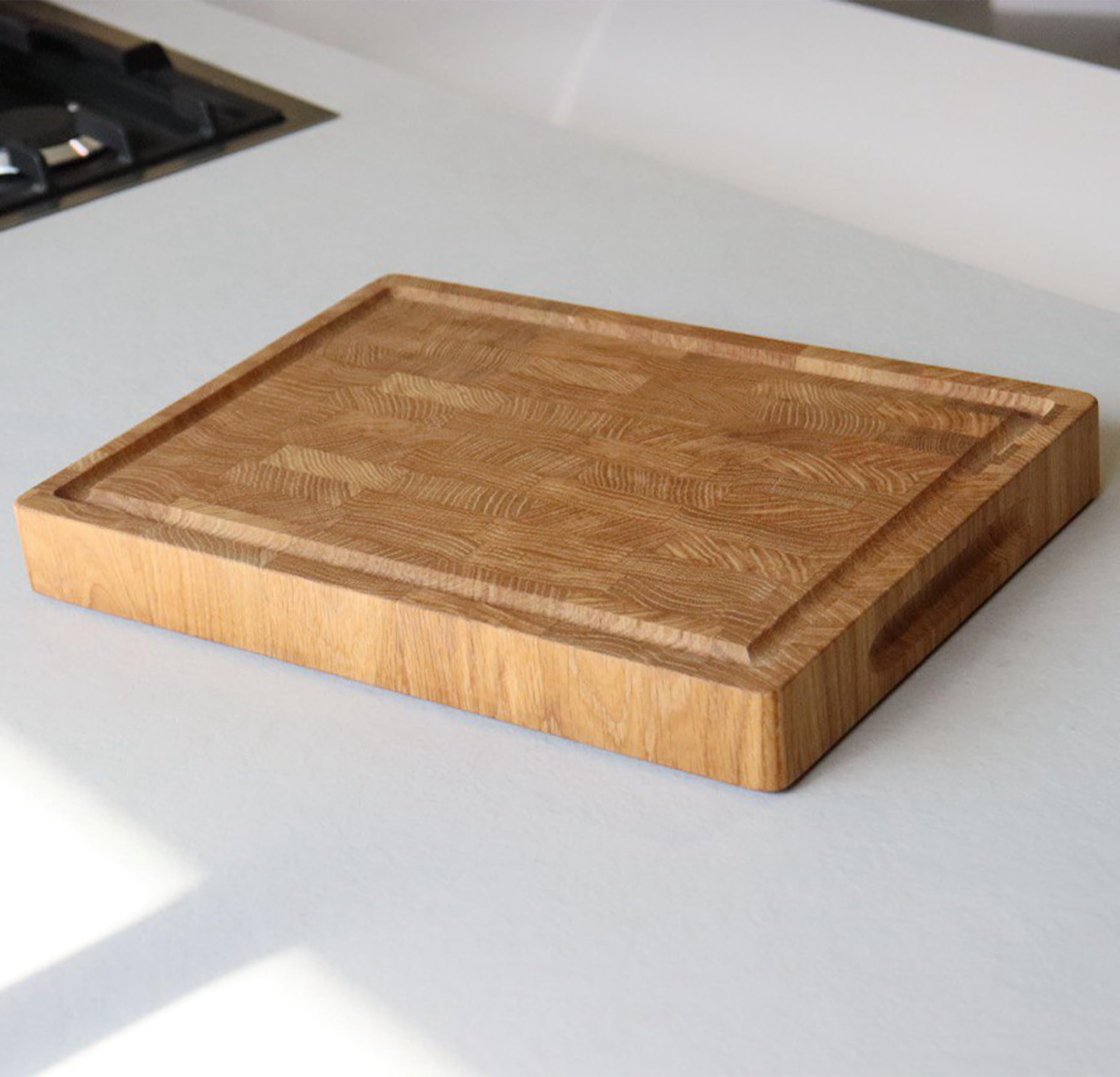 B4K® Tabla de cortar con soporte de madera de roble de 35 × 25 × 4 cm – Bloque de madera maciza | Tabla de madera de cerdo antibacteriana con asas, surco y pies de silicona | Perfecto para cocina