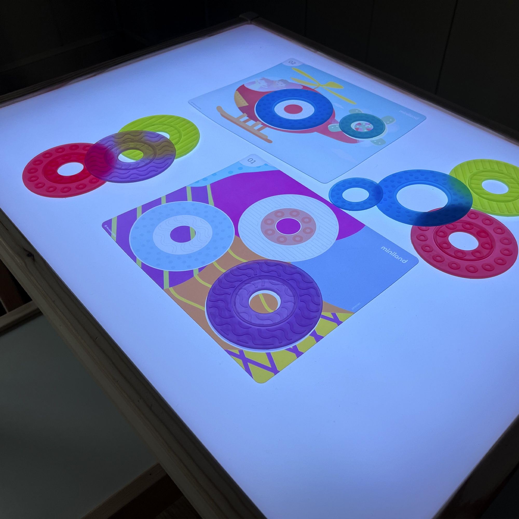 Mesa de luz Montessori con sillas (LED Smart RGB)