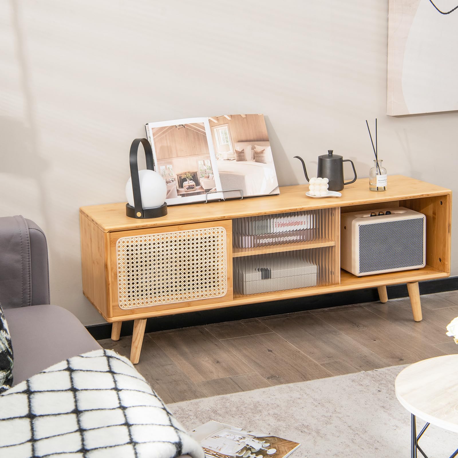 KOMFOTTEU Mueble de TV de Bambú, Soporte para TV con Puertas Deslizantes de Ratán y de Cristal, Centro de Entretenimiento con Estante Ajustable, para TV de hasta 55", 120,5 x 31 x 45,5 cm