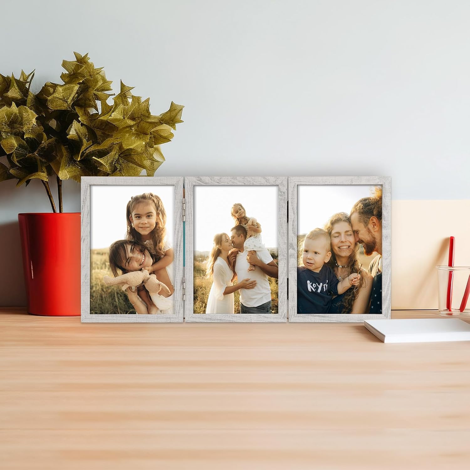 Frametory、トリプル4x6ヒンジ付き写真フレーム ウェザードグレー - デスクトップまたは卓上に立つ - 高精細ガラス -