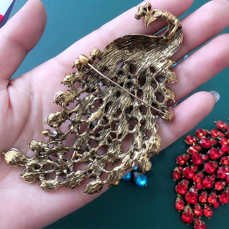 Grande broche vintage ornée de bijoux pour un couple qui courtise en or