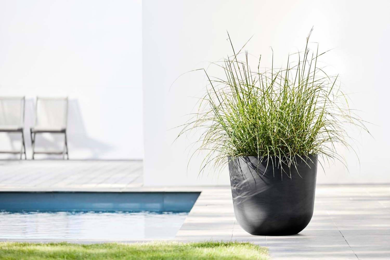 Ecopots Oslo Durable Modern Round Indoor/Outdoor Recycled-Based Composite Flower Pot Planter, Dark Grey, 17.75"