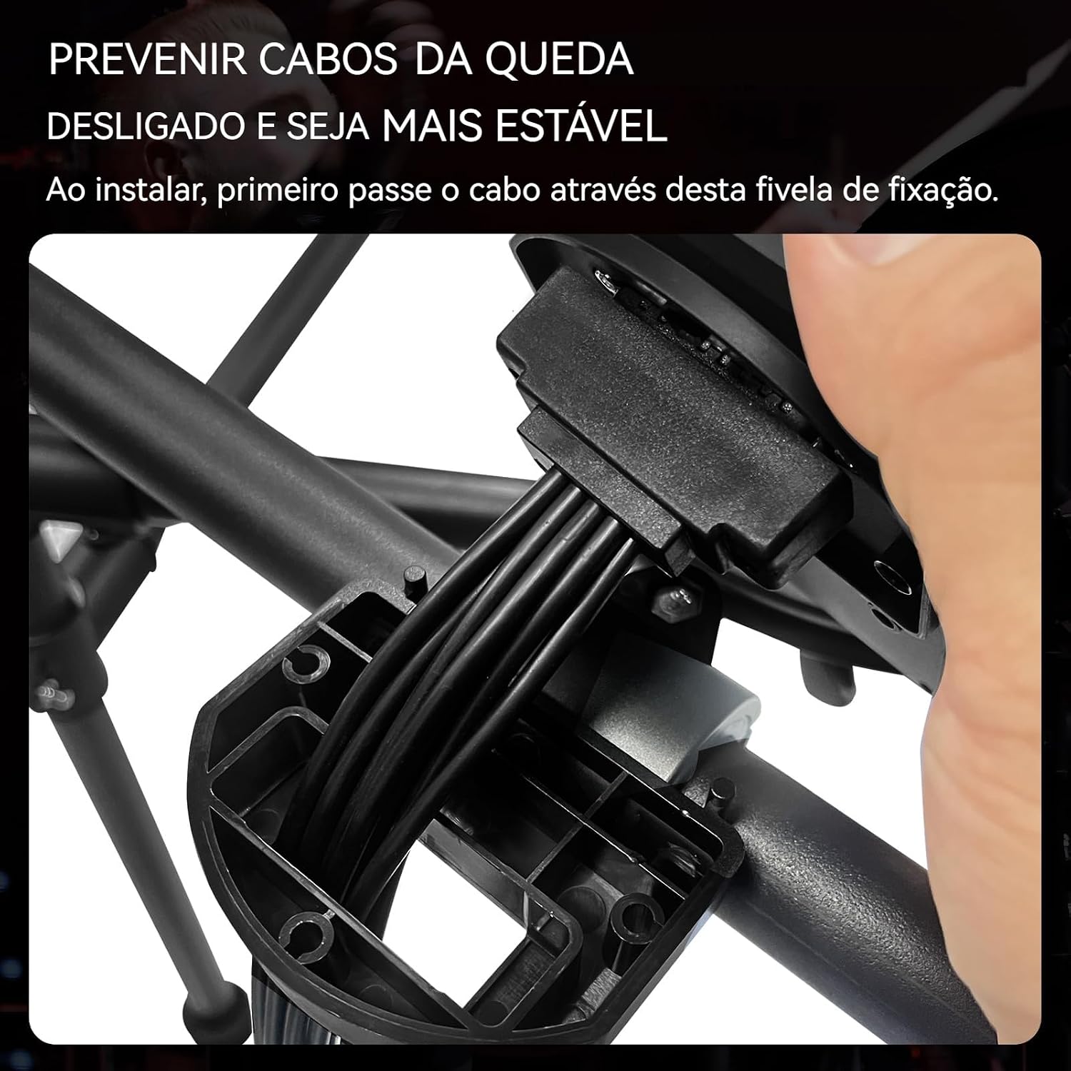 Detalhe de uma mão instalando cabos em uma fivela de fixação no rack da bateria eletrônica VEDO, para organizar e prevenir quedas.