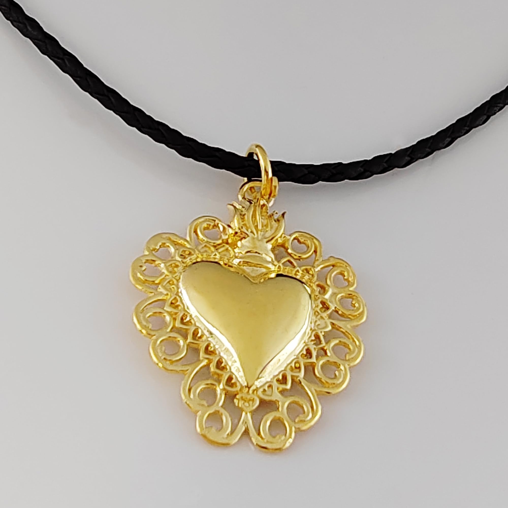 Gioielli Aurum Collana Sacro Cuore in Argento 925, Ciondolo Dorato, Cordino in Pelle Nera, Gioiello Religioso Unisex, Regalo Uomo Donna