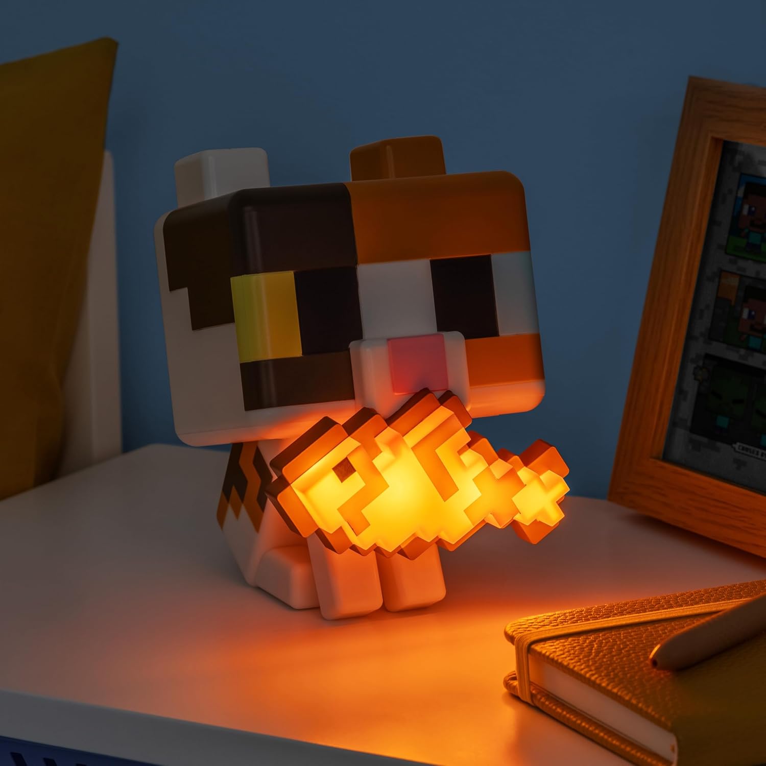 Paladone Minecraft Cat GloBuddies Light, 15cm Tap‑to‑On Lamp with Light‑Up Fish, AA Battery Powered, Officially Licensed