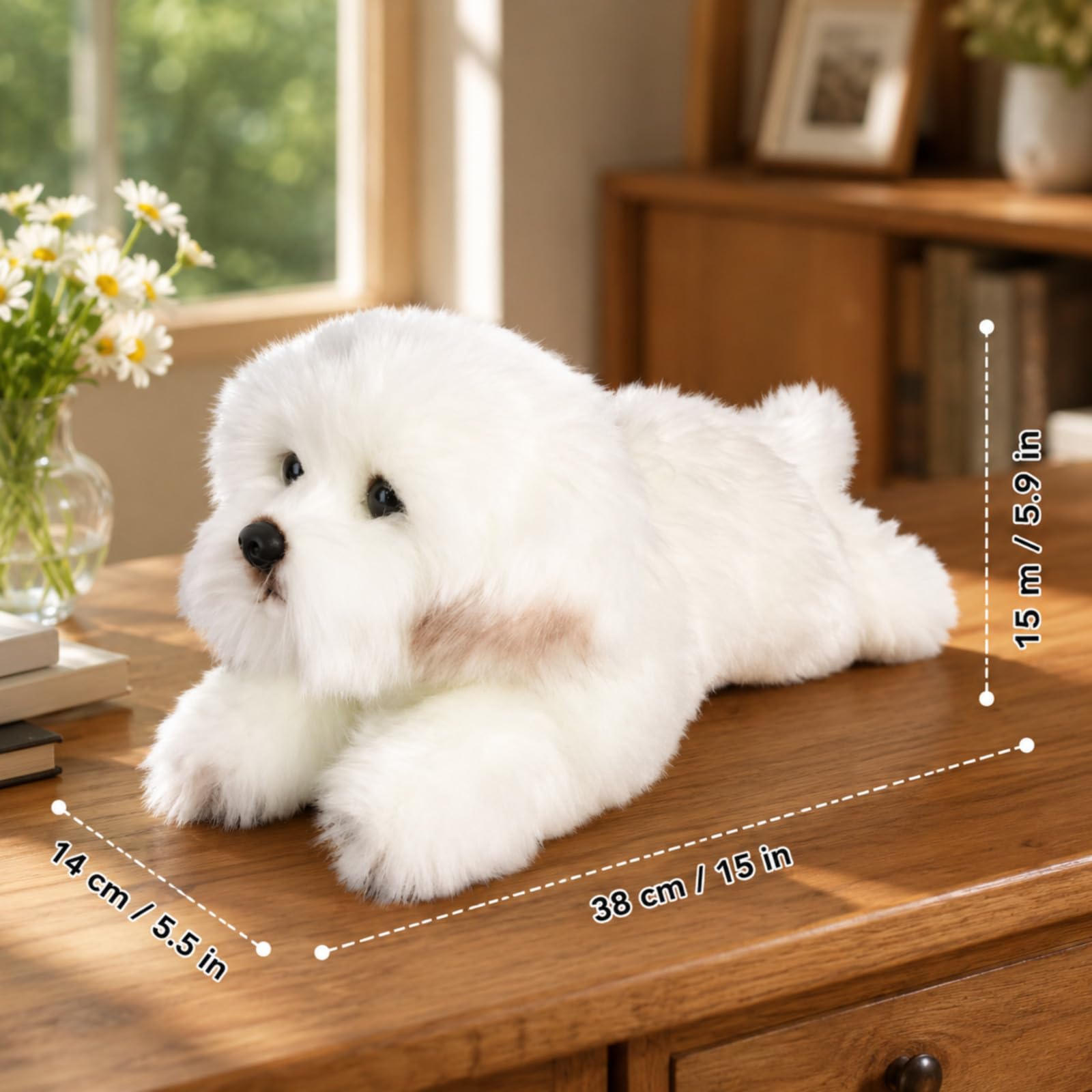 Liegender Malteser Hund Plüschtier, Realistisches Stofftier mit dekorativer Schleife und langem Kunstfell, 38 cm, Lebensechter Kuschelhund für Heimdekoration und als Geschenk