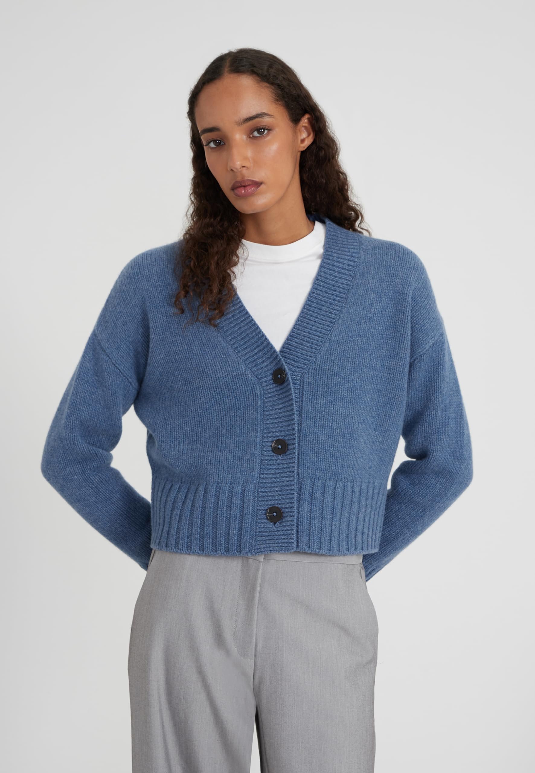 Style & Republic Damen V-Neck kurzer Cardigan aus 90% Merinowolle & 10% Kaschmir – Deine kuschelige Kaschmirblend Premium Langarm-Strickjacke für stilvolle Herbst- & Wintertage