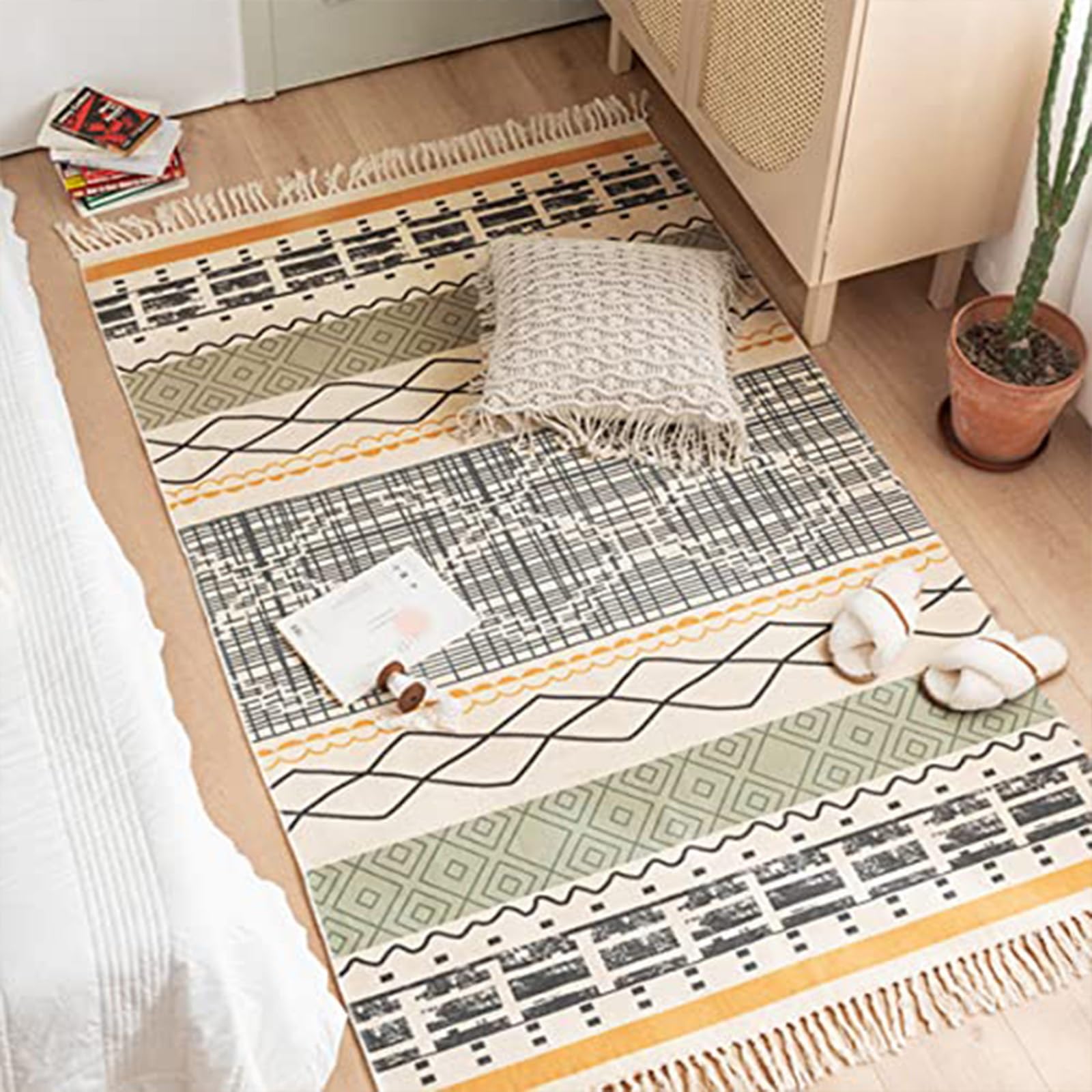 Tapis doux bohème aux finitions frangées et pompons pour sol intérieur moderne