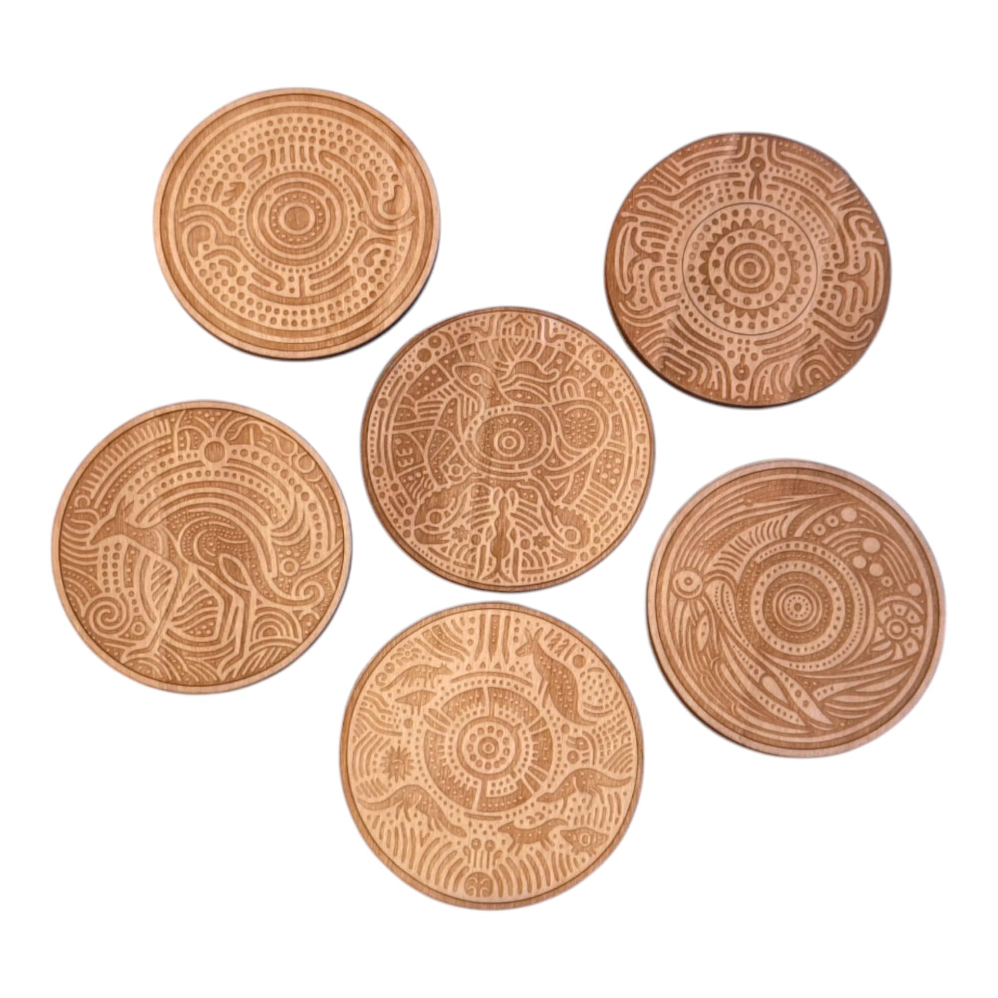 Sous-verres en bois contre les taches de tasses et verres sur table