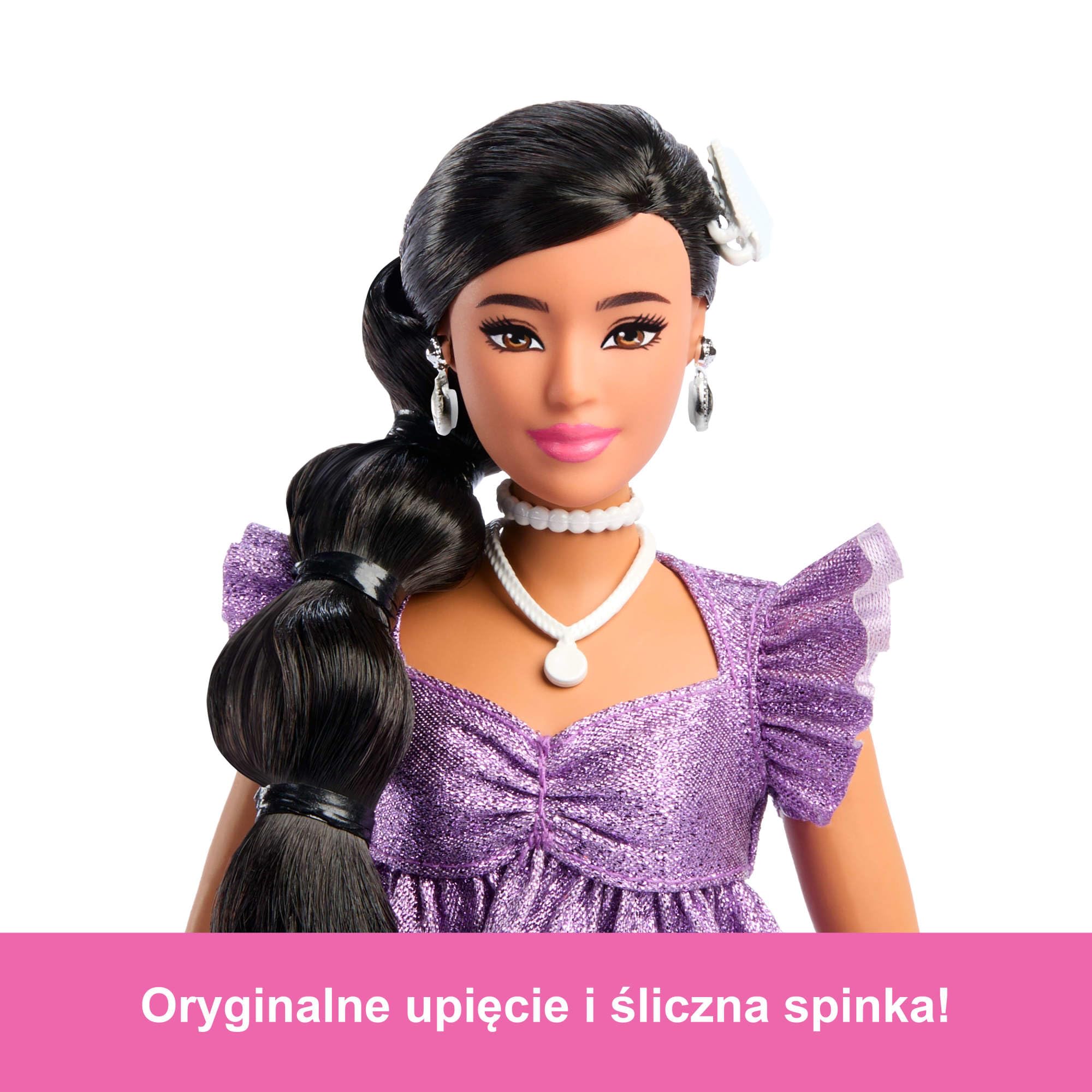 Barbie Deluxe Style Lalka modowa #8 z czarnymi włosami ułożonymi w warkocz, w metalicznej fioletowej koszulce oraz błyszczących szortach i z akcesoriami, w tym perełkową biżuterią i torebką, JFP43