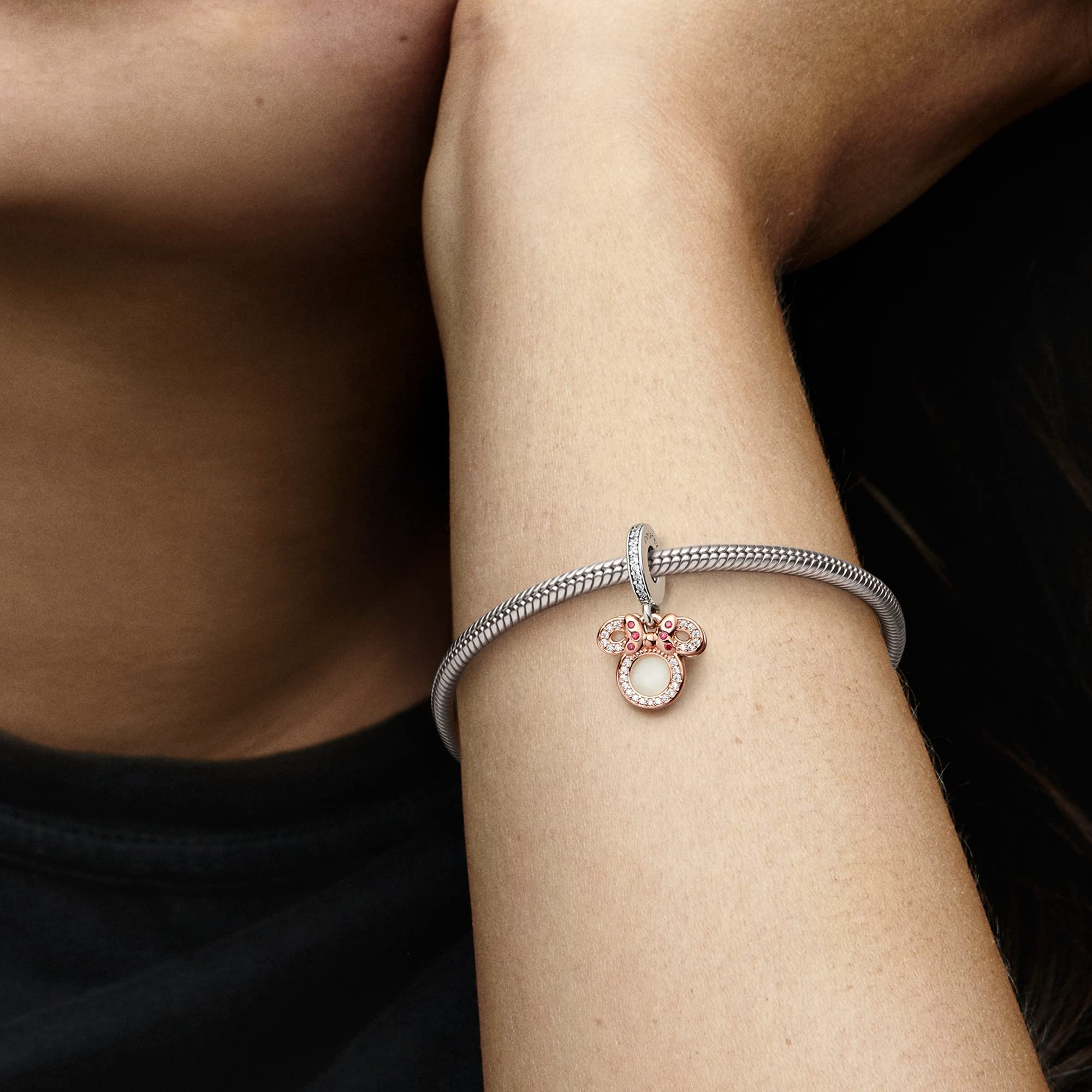 PANDORA Disney Ciondolo doppio con Minnie in argento Sterling e placcato in oro rosa 14 carati con zirconi cubici rossi trasparenti e smalto bianco scintillante