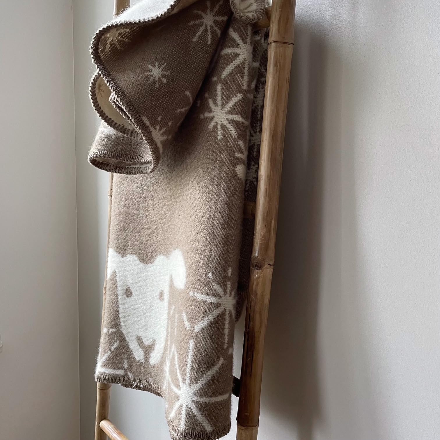 JOWOLLINA Wendedecke Wolldecke Plaid Kuscheldecke aus Öko-Wolle mit lustigem Tiermotiv (Schäfchen Pusteblume Clay)