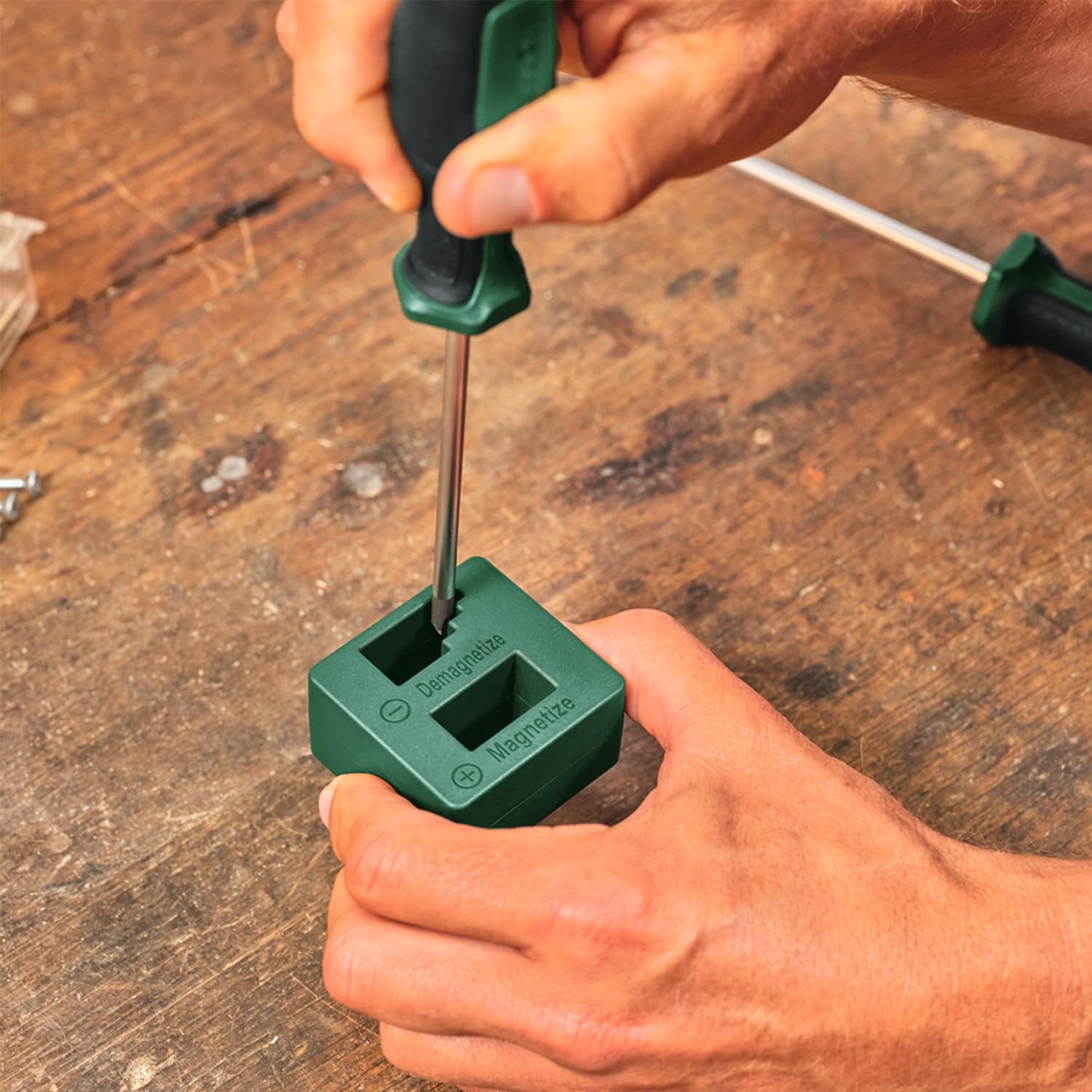 Bosch Magnetizador/desmagnetizador (accesorio destornilladores y puntas; 2 imanes ferrita; fuerza campo magnético mín. 90 mT)