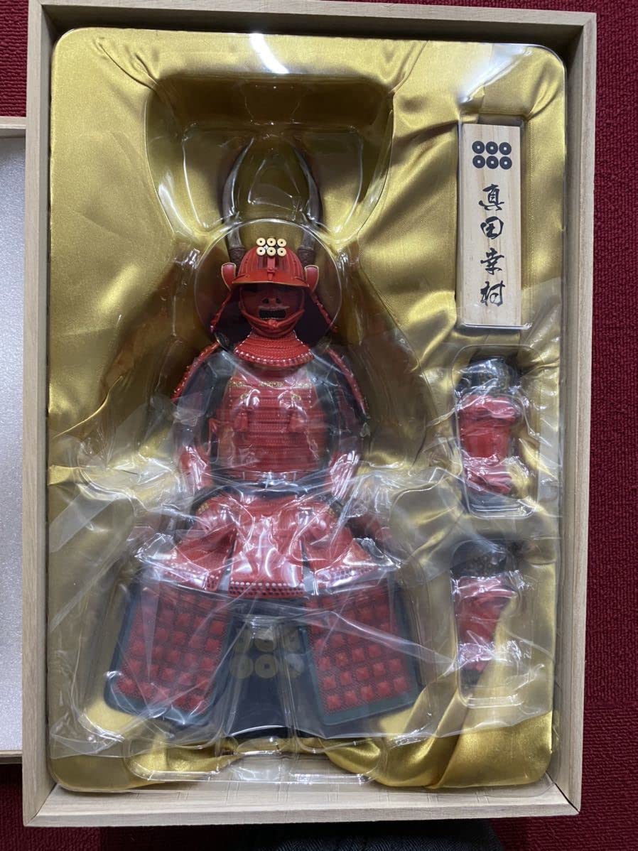 Amazon.co.jp: 戦国大甲冑人形 真田幸村 木箱入り 丸武産業監修 : おもちゃ