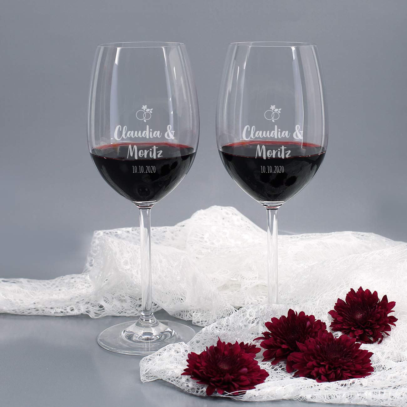 Herz & Heim® 2 Leonardo Weingläser mit Gravur wunderschönes Geschenk zur Hochzeit mit weißer Premium Verpackung Blumen