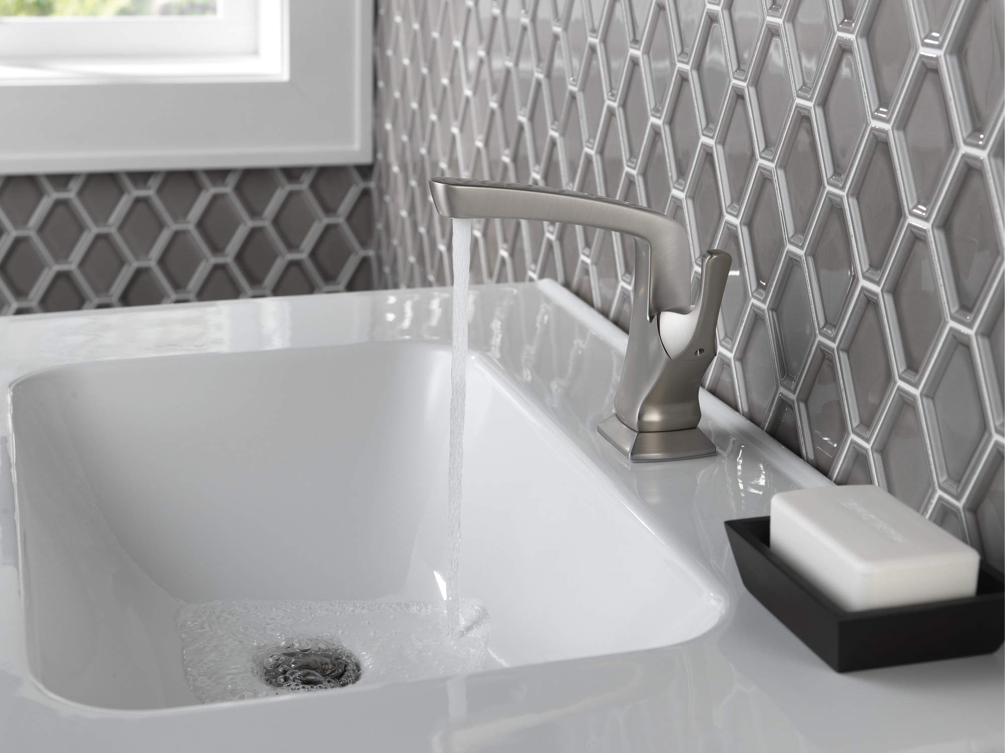 Delta Faucet Vesna - Grifo de baño de un solo agujero, níquel cepillado, mango único, montaje de drenaje, cierre de drenaje sin preocupaciones, níquel cepillado SpotShield 15789LF-SP