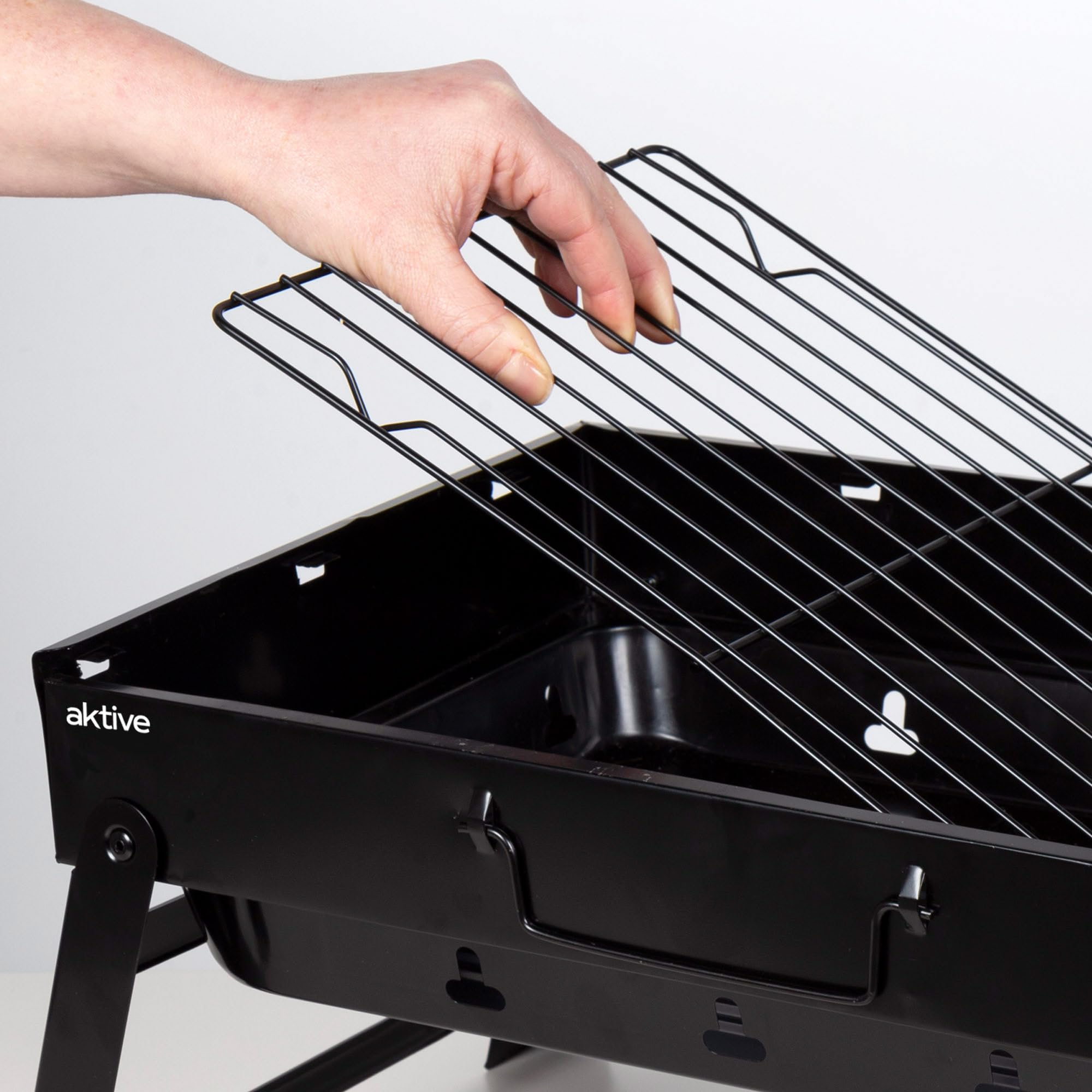 AKTIVE 63032, przenośny grill na węgiel drzewny, czarny, prostokątny, składany, wymiary 43 x 29 x 22 cm, z uchwytem, łatwy do przenoszenia, grill kempingowy, taras, balkon