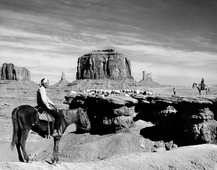 Carte Postale - Indiens - Navajos - A Navajo indian woman passes the