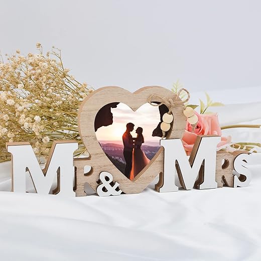 URROMA Mr & Mrs Wood Heart Picture Frame, Tabletop Wedding Picture Frame Wooden “Mr & Mrs” Decoration Newlywed Photo Gift for Wedding Display