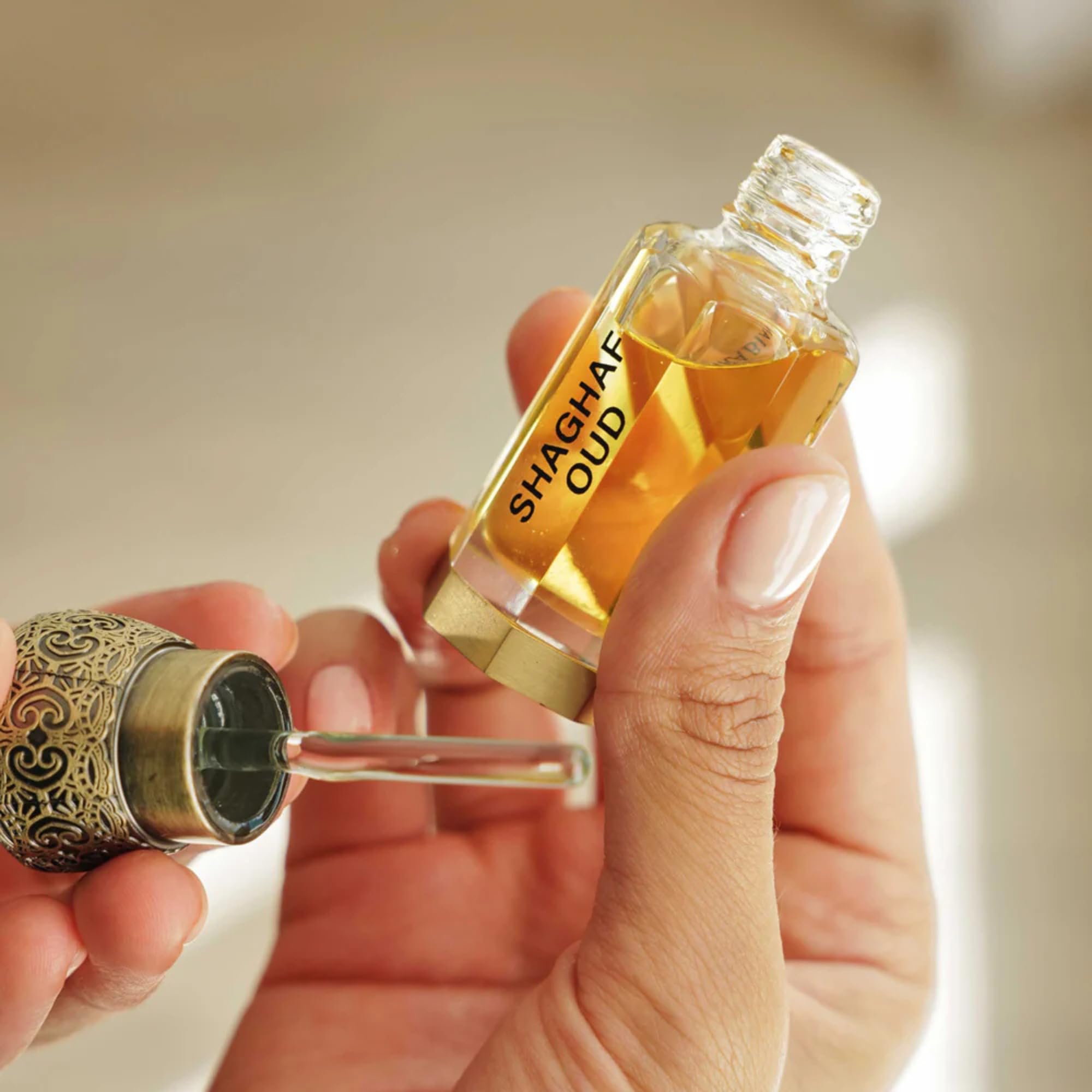 Swiss Arabian Shaghaf Oud skoncentrowany olejek zapachowy, uniseks, 12 ml, wykwintna mieszanka szafranu, róży i drewna agarowego, bogaty, orientalny zapach Oud