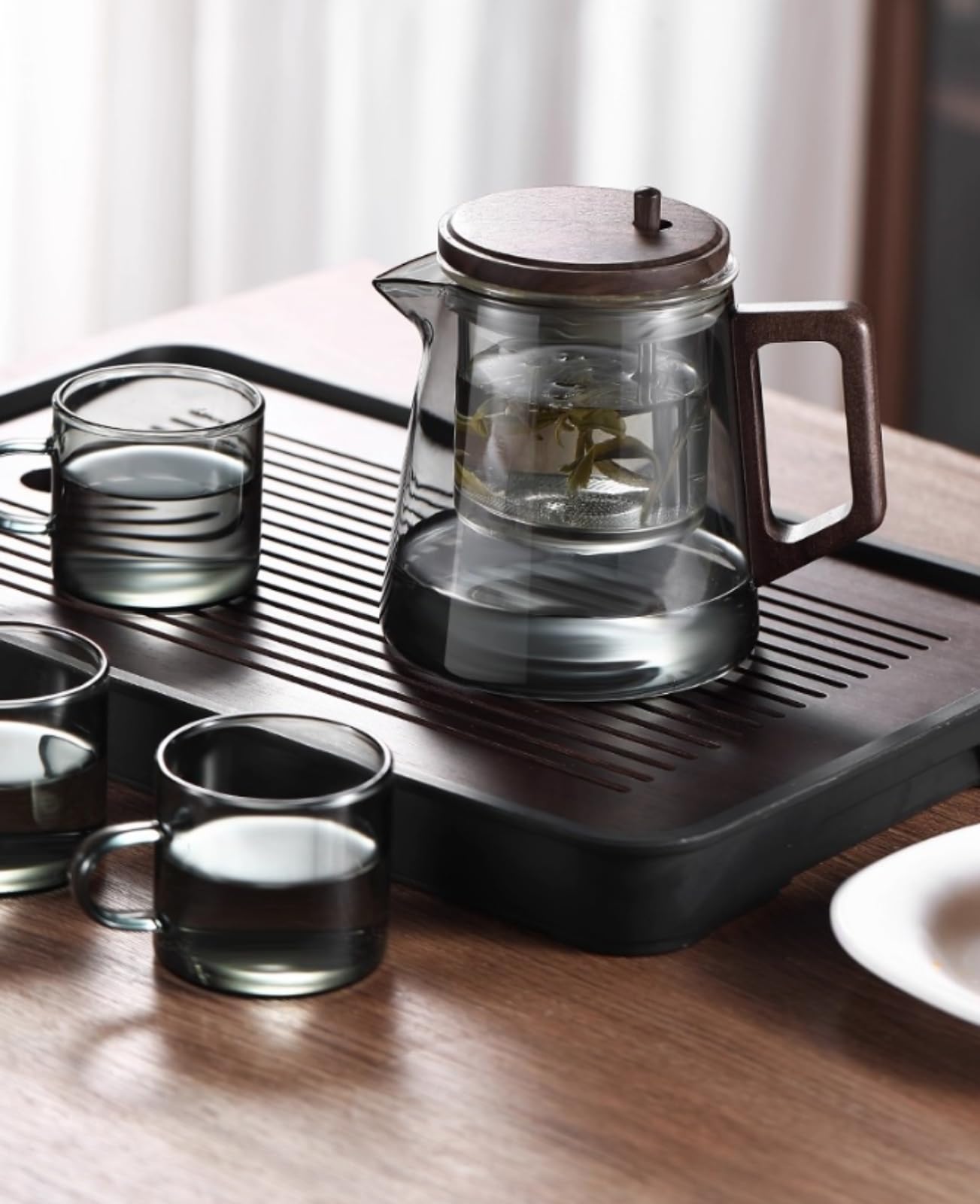 Questa teiera è dotata di filtro integrato, rivestimento interno trasparente per la separazione dell'acqua, resistenza al calore e design ergonomico. Include un manico con un solo pulsante per filtrar