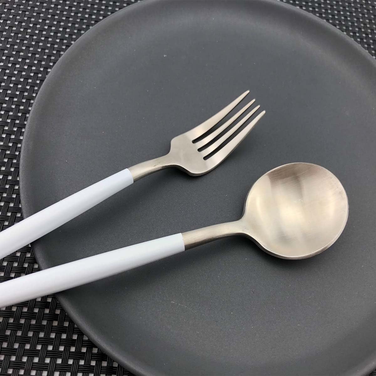 16-Piece White+Silver Flatware Set,Titanium Colorful Plated Stainless Steel,Include Dinner Knife/Fork/Spoon/Teaspoon,European Western Food Set Cutlery Set,Elegant Patterns