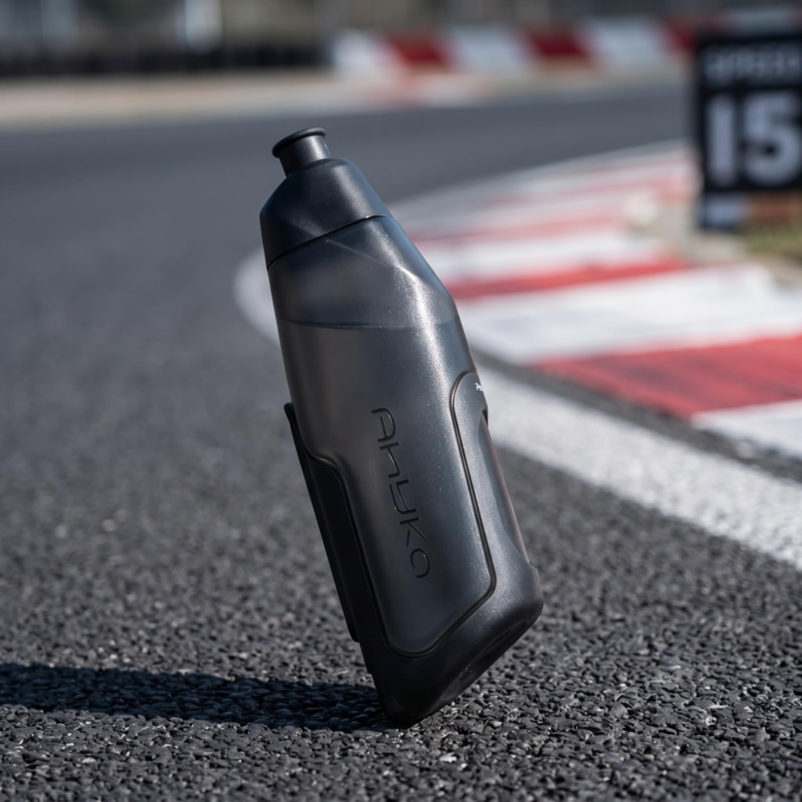 Sportliche Fahrradflasche aus Polypropylen mit Integriertem Trinkventil Und Stromlinienförmiger Form für Schnelle Während Rennradtouren Und Abenteuern