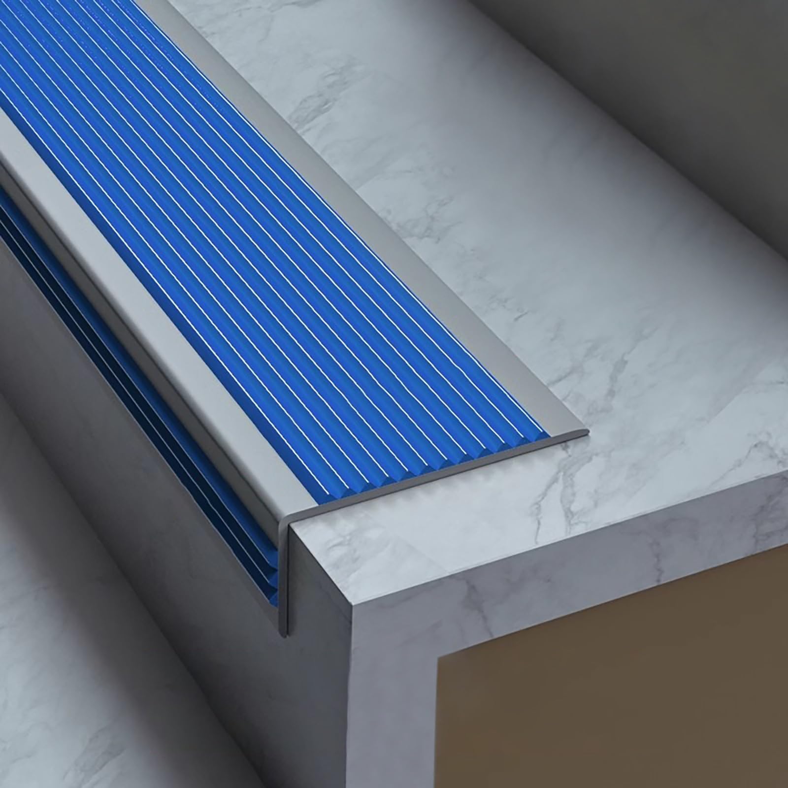 Nez de marche en PVC bleu 254 cm pour la protection et la finition de vos escaliers