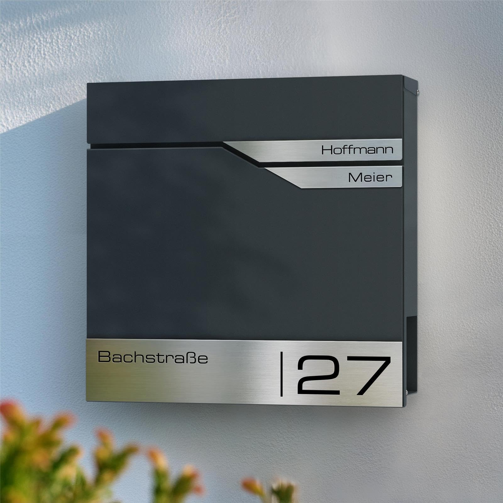 Metzler Briefkasten Anthrazit RAL 7016 personalisierbar mit Zeitungsfach – Wandbriefkasten mit 2 Edelstahl Namensschildern, Hausnummer & Namen Gravur, wetterfest, abschließbar, DIN A4 Einwurf