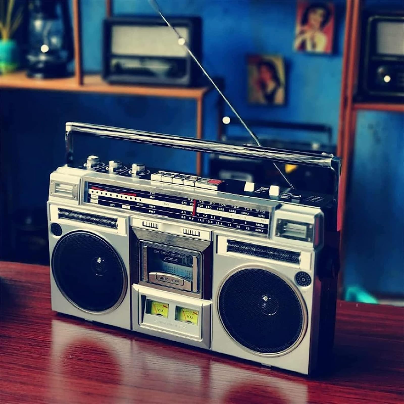 Boombox Bluetooth rétro des années 80, Lecteur de Cassette Boombox Bluetooth rétro avec Radio AM/FM et Amplification des Basses, Haut-Parleur intégré, Prise Casque 3,5 mm, Prise en Charge de l'entrée
