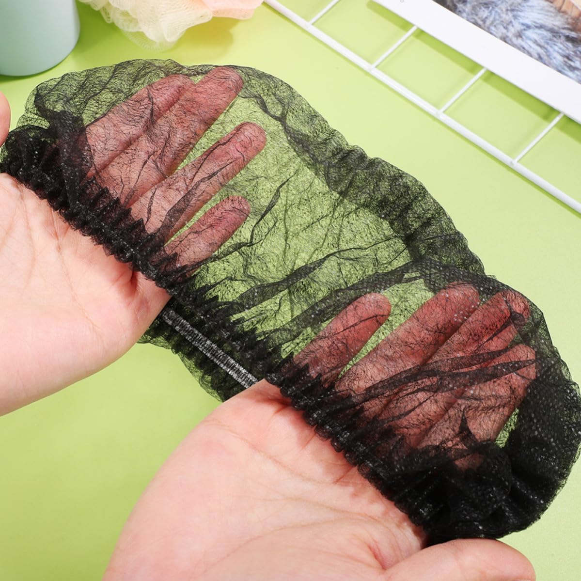 200pcs Disposable Black Bouffant Hair Caps Made of Non-woven Fabric with Nonslip Design and Secure Hold, 18 Inch Kitchen Head Cover for Workspace and Workshops