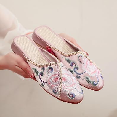 2024 Summer Chinese Ancient Style Flower Embroidered Flat Mules Ethnic Style Pointed Toe Satin Casual Slippers Comfort Soft Non-Slip Shoes for Women