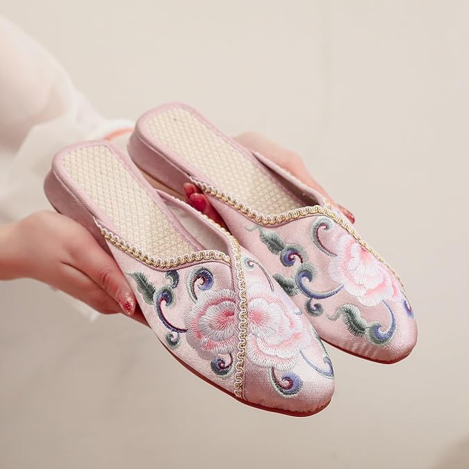 2024 Summer Chinese Ancient Style Flower Embroidered Flat Mules Ethnic Style Pointed Toe Satin Casual Slippers Comfort Soft Non-Slip Shoes for Women