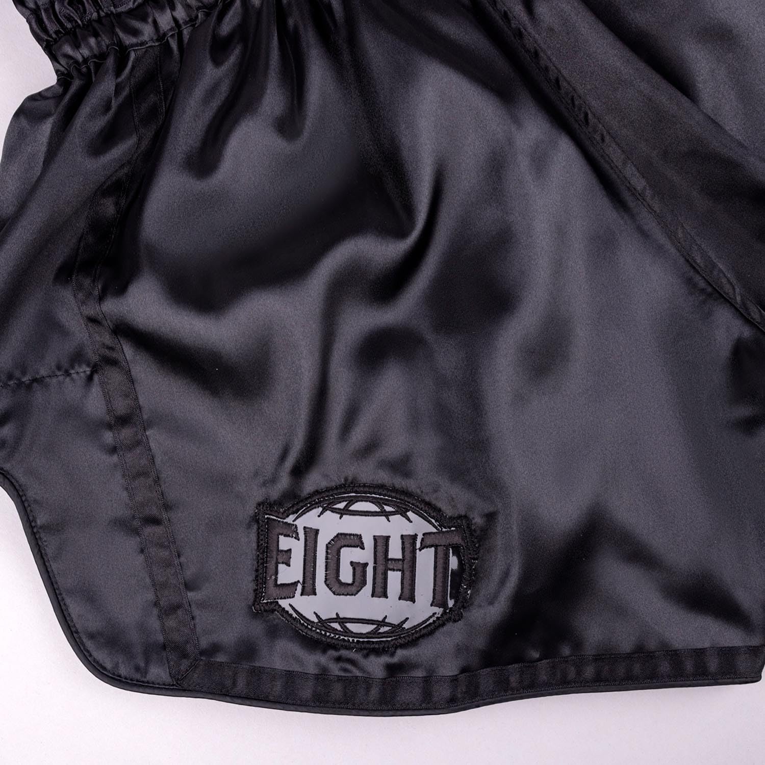 8 WEAPONS Muay Thai Shorts Bangkok, Schwarz-Matt, Kickboxhose für Training & Wettkampf, Thaibox Shorts Polyester, Atmungsaktiv, Langlebig, Kampfsporthose für MMA, K1, Boxen, Thai Boxen