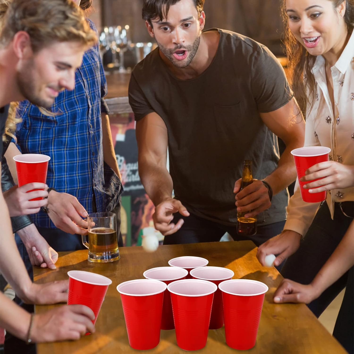 LATERN 100 Pezzi Bicchieri di Plastica Riutilizzabili, 480ml Tazze da Birra-Pong con 25 Coppe Rosse, 25 Coppa Blu, 25 Coppa Verde, 25 Coppa Arancione, 10 Giochi Palline da Ping Pong per Gioco Festa