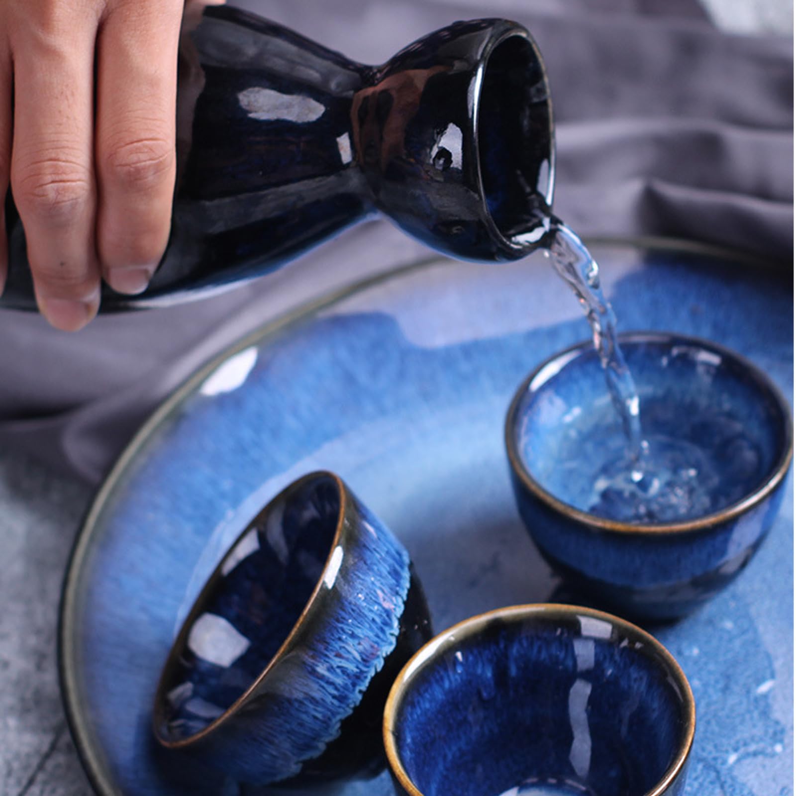 GOEDCH Ensemble de saké japonais traditionnel : ensemble de vin de riz bleu pour le style japonais Contient 4 gobelets à saké et 1 pot à saké, ensemble de saké artisanal pour la maison et les