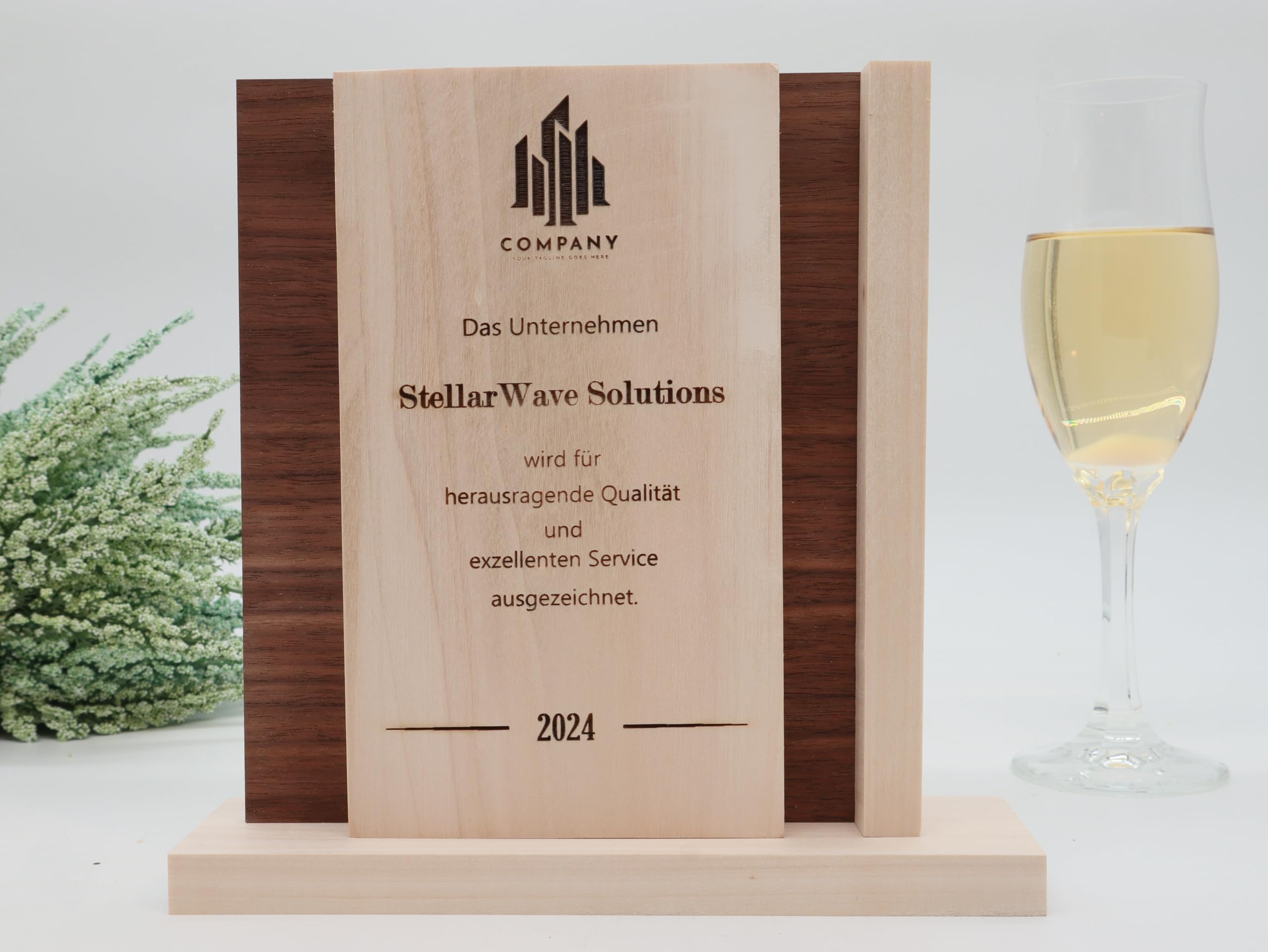 Repräsentativer Award und Trophäe, personalisiert, Kombination aus Pappel- und Nussbaum Holz, Mitarbeiter Auszeichnungen, Firmen Jubiläum, 280x190x20 mm