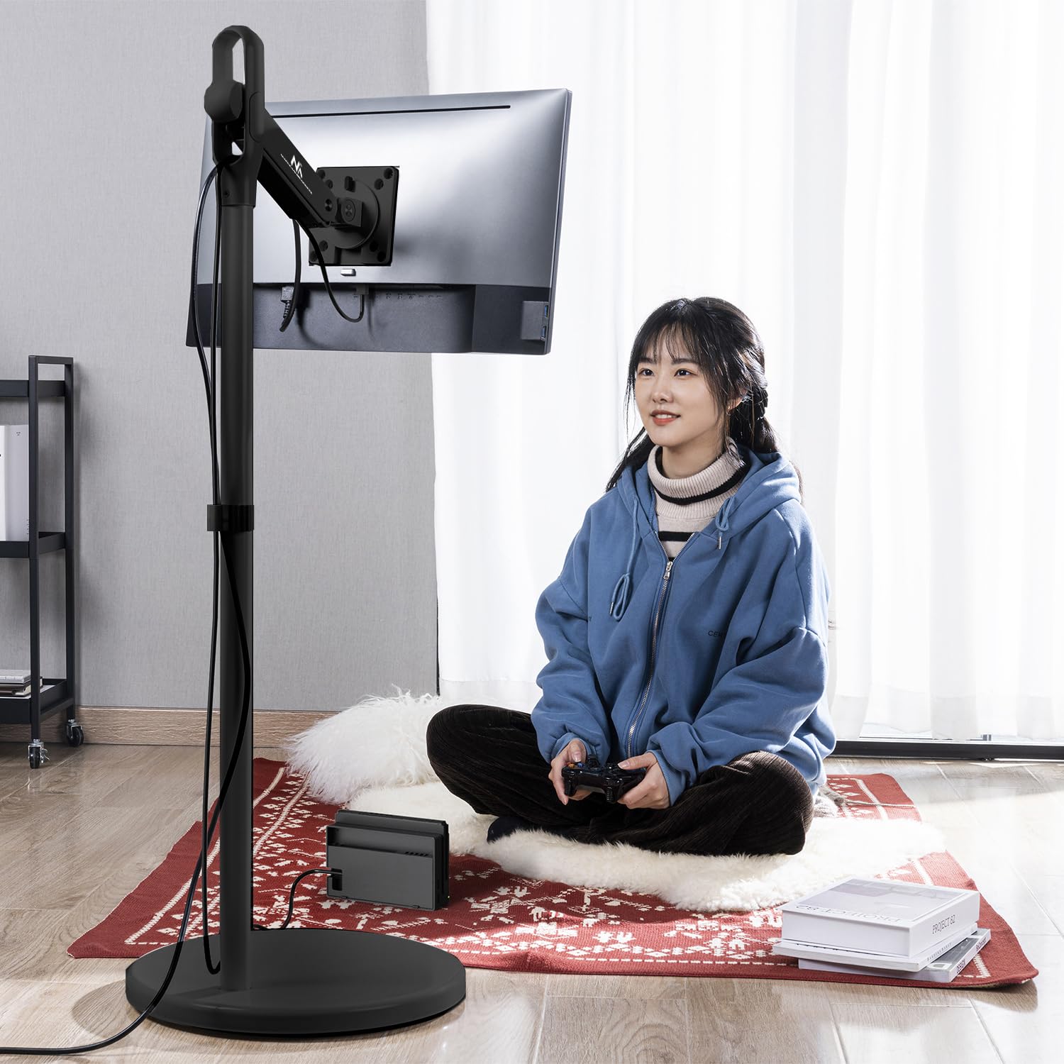 Maclean Supporto da Pavimento mobile per monitor/TV, molla a gas, 17"-35", 2-10kg, nero, Porta TV da Terra con Ruote, Carrello Inclinazione MC-970 (Nero)