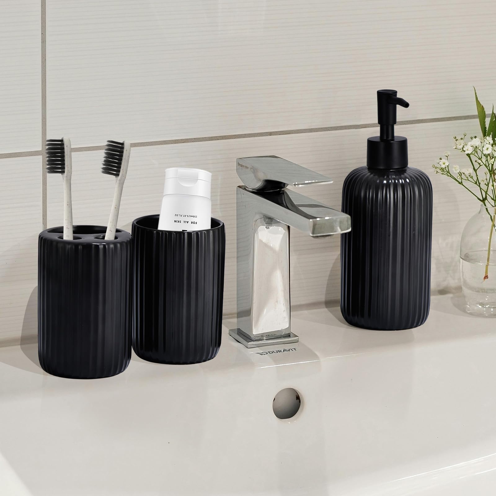 Schwarzes Badezimmer-Zubehör-Set, geripptes Design, 4-teiliges Keramik-Badezimmer-Set, komplette Zahnbürstenhalter, Seifenspender, Schminktisch, Zahnbürstenbecher, stilvolle schwarze